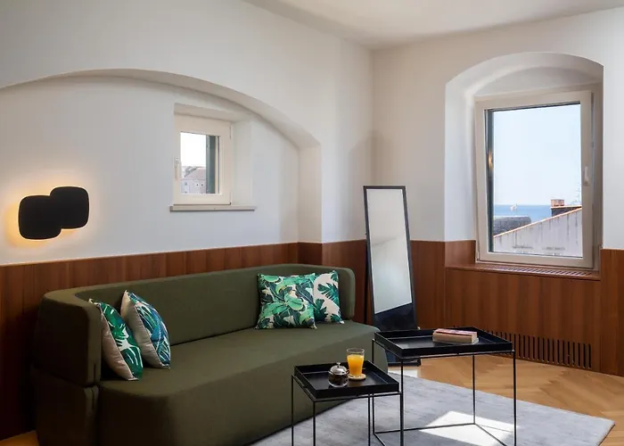 Deluxe Socialist Chic Flavor *