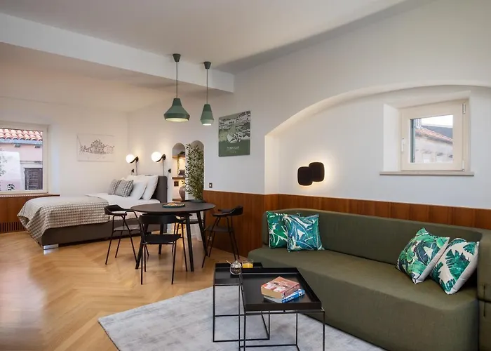 Deluxe Socialist Chic Flavor