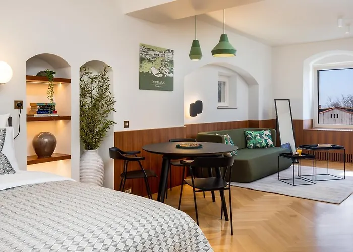 Deluxe Socialist Chic Flavor Apartament
