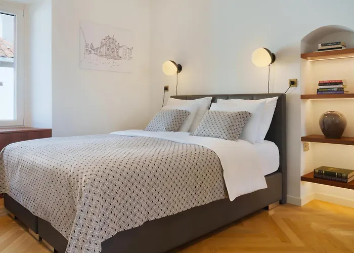 Deluxe Socialist Chic Flavor Apartament