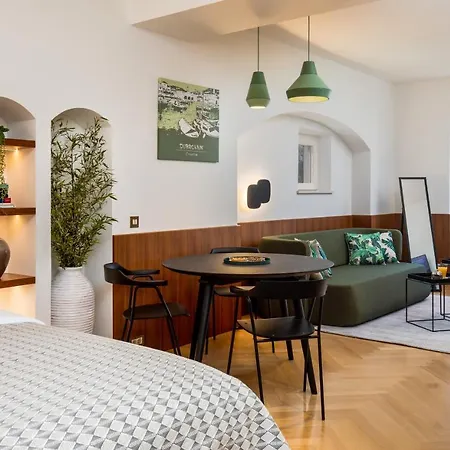 Deluxe Socialist Chic Flavor Apartment