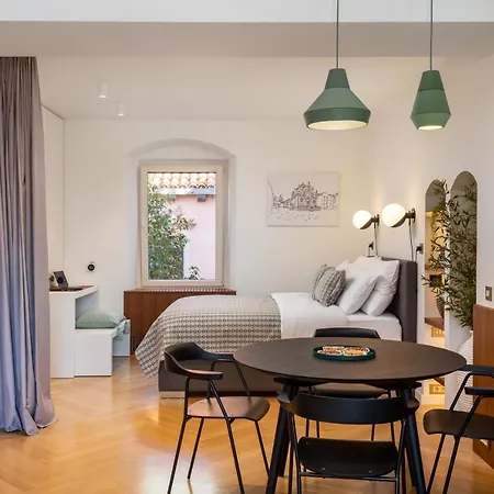 Deluxe Socialist Chic Flavor דירה