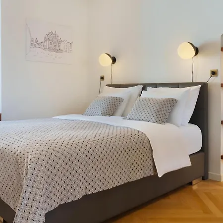 Deluxe Socialist Chic Flavor Apartament
